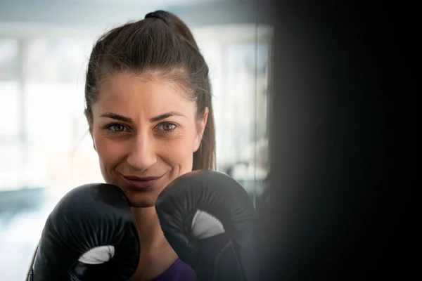 Mulher Muito Atraente Kickboxing Ginásio — Fotografia de Stock