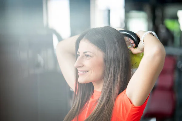 Spor Salonunda Sırt Egzersizi Için Kettlebell Kullanan Zinde Bir Kadın — Stok fotoğraf