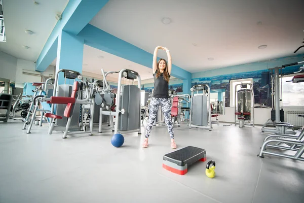 Spor Salonunda Esneme Hareketleri Yapan Sağlıklı Bir Kadın — Stok fotoğraf