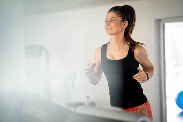 Athlétique Jolie Femme Utilisant Tapis Roulant Dans Salle Gym — Photo