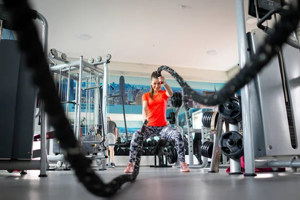 Bella Giovane Donna Che Utilizza Corde Battaglia Palestra — Foto Stock