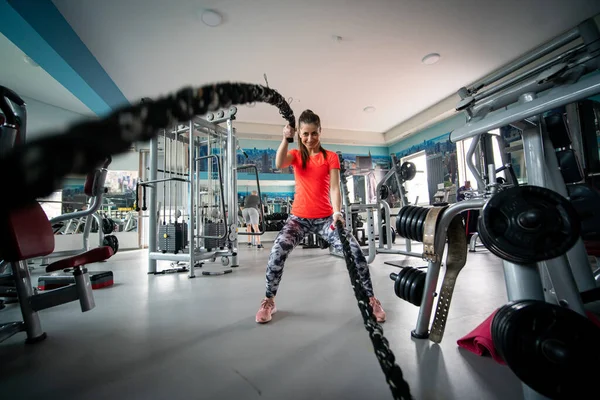 Jeune Femme Forme Utilisant Des Cordes Combat Dans Salle Gym — Photo