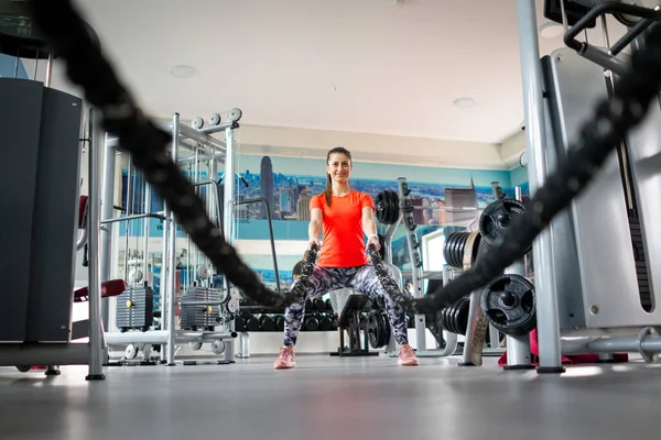 Bella Giovane Donna Che Utilizza Corde Battaglia Palestra — Foto Stock