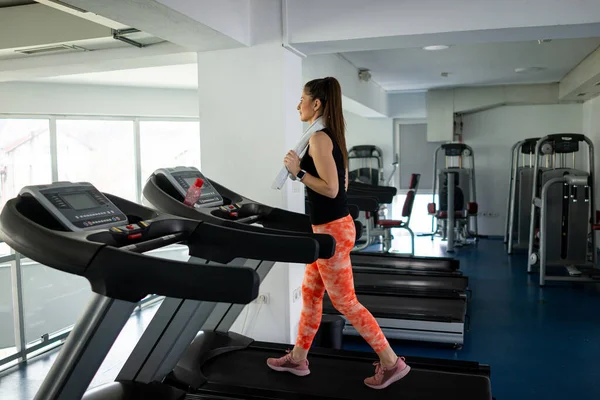 Ganska Vältränad Kvinna Springer Löpband Gymmet — Stockfoto