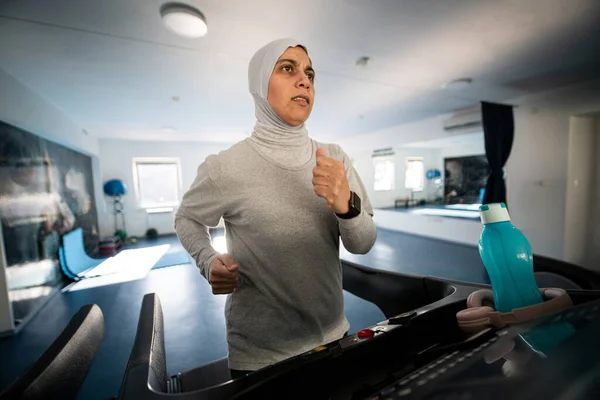 Frau Aus Dem Nahen Osten Läuft Auf Laufband — Stockfoto