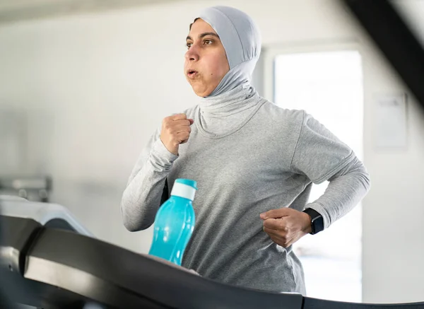 Wanita Timur Tengah Berjalan Treadmill — Stok Foto