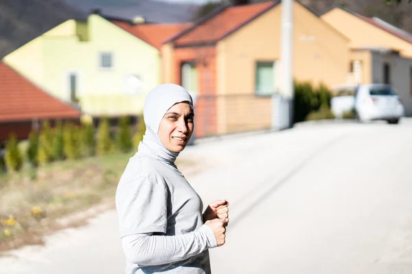 Mujer Musulmana Adulta Corriendo Naturaleza Vecindario —  Fotos de Stock