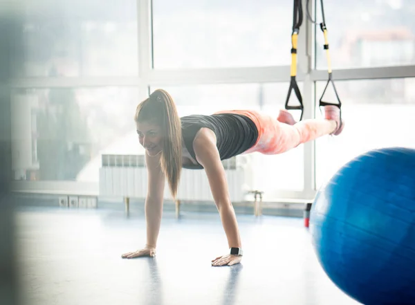 Fit Hübsche Frau Beim Planken Fitnessstudio Mit Fitnessgeräten — Stockfoto