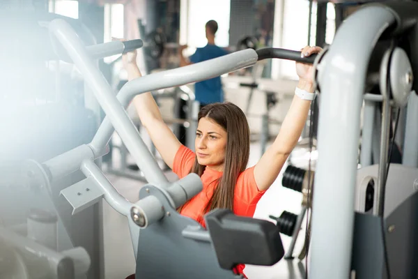 Mujer Bastante Joven Usando Equipo Gimnasio Para Ejercicios Brazo — Foto de Stock