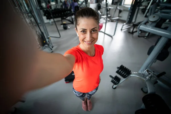 Junge Fitte Frau Macht Selfie Fitnessstudio — Stockfoto