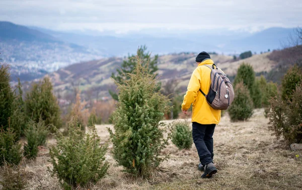 Senior Geht Der Natur Spazieren — Stockfoto