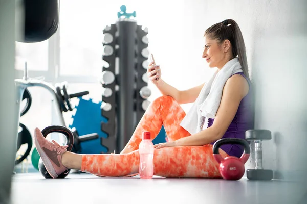 Pretty Fit Woman Resting Gym Using Phone — Stock Photo, Image