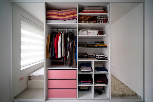 Oragniyed Opgeruimd Garderobe Met Kleding Een Slaapkamer — Stockfoto