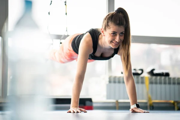 Jimnastik Aletlerini Kullanarak Kalas Yapan Formda Bir Kadın — Stok fotoğraf