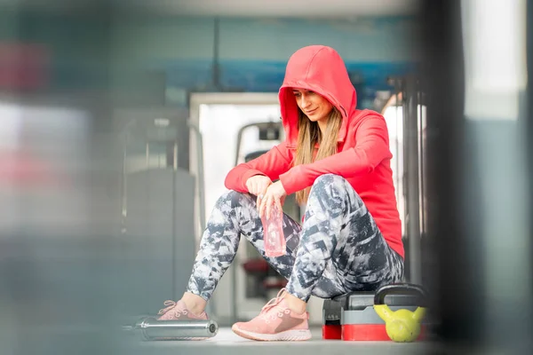 Femme Athlétique Prendre Une Pause Une Séance Entraînement Gymnase — Photo