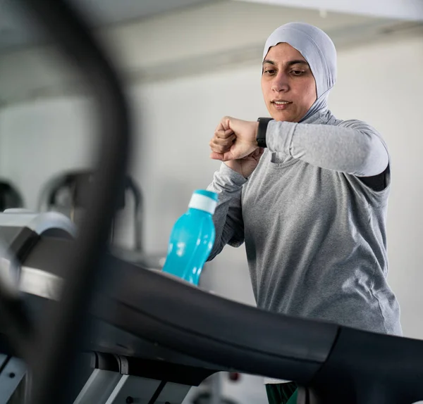 Muslim Woman Revisando Ritmo Cardíaco Reloj Inteligente Mientras Corre Una — Foto de Stock