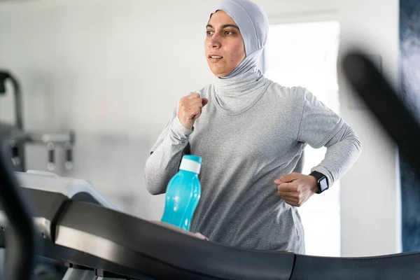 Frau Aus Dem Nahen Osten Läuft Auf Laufband — Stockfoto