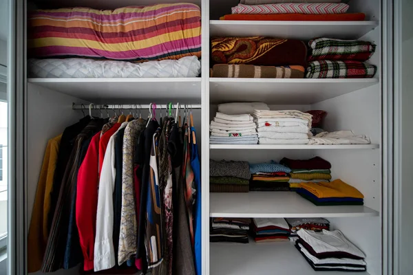 Oragniyed Και Τακτοποιημένα Ντουλάπα Ρούχα Ένα Υπνοδωμάτιο — Φωτογραφία Αρχείου