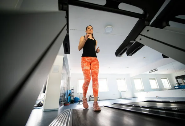 Vista Completa Una Bella Donna Che Utilizza Tapis Roulant Palestra — Foto Stock