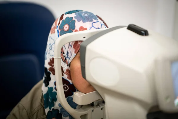 Eine Frau Überprüft Ihre Augen Einem Augenzentrum — Stockfoto