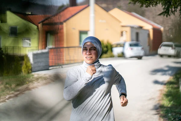 Arabe Femme Adulte Courir Dans Nature Exercice — Photo