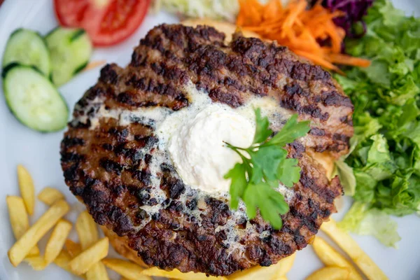 Köstliche Und Saftige Hamburger Patty Auf Einem Teller — Stockfoto