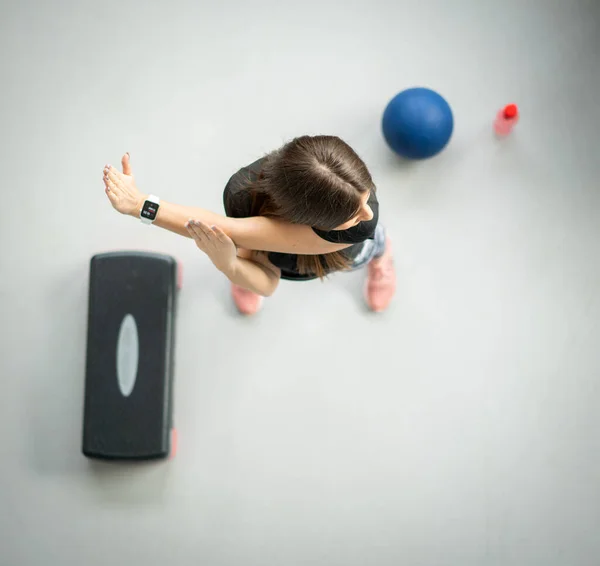Formda Kadın Spor Salonunda Ekipman Kullanarak Esniyor — Stok fotoğraf