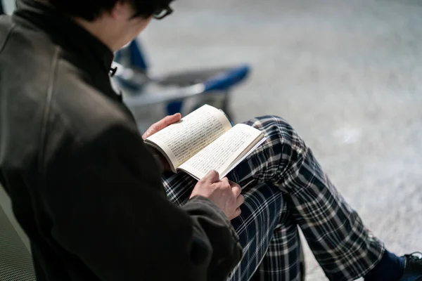 Ασιάτης Στο Τερματικό Αεροδρόμιο Διαβάζει Ένα Βιβλίο Ενώ Περιμένει Την — Φωτογραφία Αρχείου