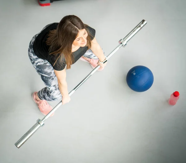 Fit Όμορφη Γυναίκα Άσκηση Χρησιμοποιώντας Barbell Στο Γυμναστήριο — Φωτογραφία Αρχείου