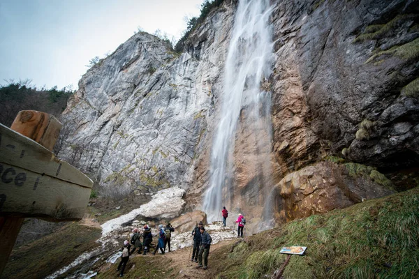 Erfahrener Wanderer Steht Mit Seinen Teamkollegen Vor Einem Wasserfall — Stockfoto