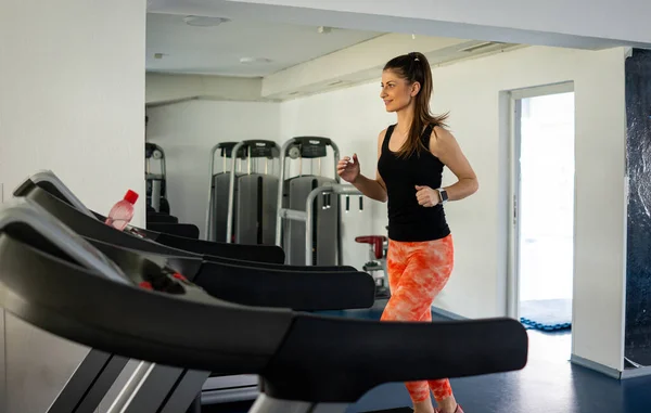 Mujer Bastante Forma Corriendo Cinta Gimnasio — Foto de Stock