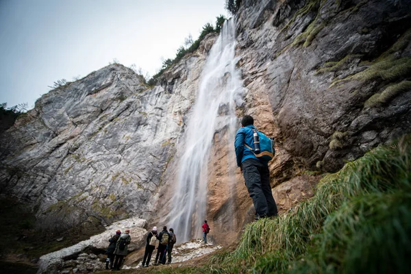 Senderista Experimentado Pie Frente Una Cascada Con Sus Compañeros Equipo —  Fotos de Stock