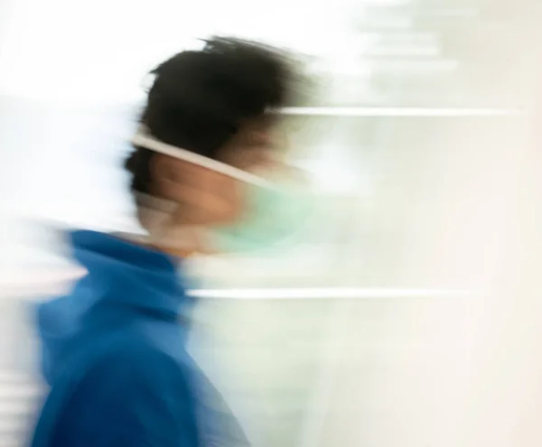 Wazig Beeld Van Een Tiener Met Een Medisch Masker Voor — Stockfoto