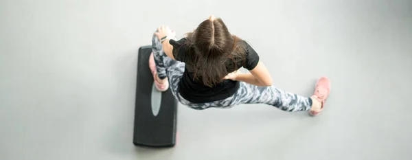 Adatta Donna Che Allunga Palestra Utilizzando Attrezzatura — Foto Stock