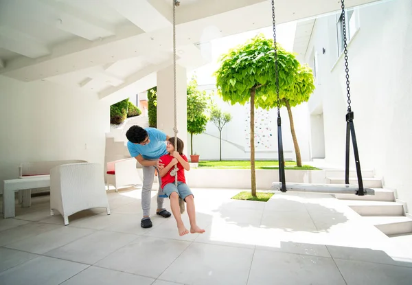 Çocuk Bir Villanın Arka Bahçesinde Salıncakta Oynuyor — Stok fotoğraf