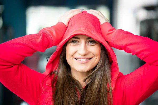 Fit Mujer Con Capucha Roja Gimnasio —  Fotos de Stock