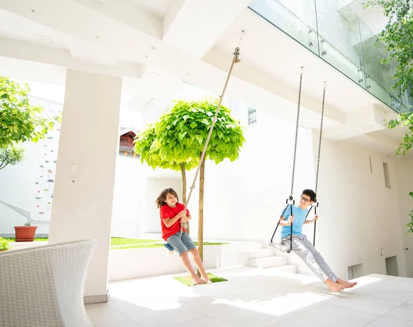 Zwei Kinder Spielen Auf Der Schaukel Hinterhof Einer Villa — Stockfoto