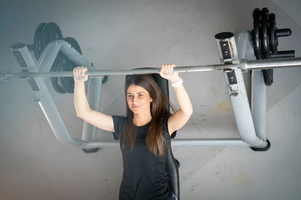 Giovane Donna Forma Utilizzando Bilancieri Esercitare Palestra — Foto Stock