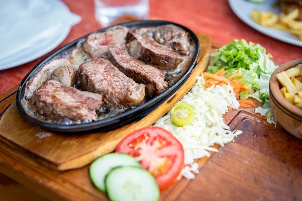 Ein Teller Mit Dampfend Heißen Fleischstücken Einem Teuren Restaurant — Stockfoto