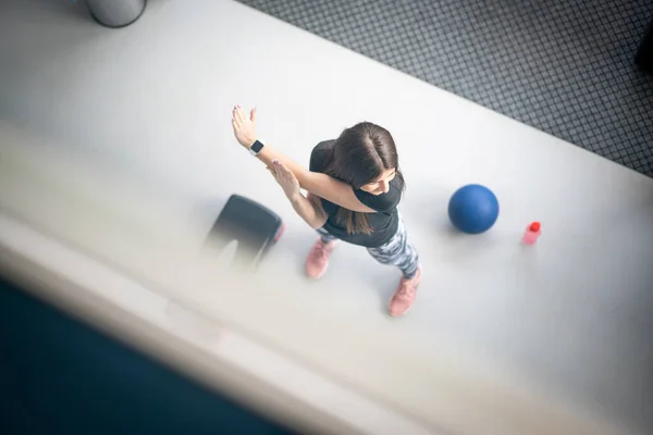 Formda Kadın Spor Salonunda Ekipman Kullanarak Esniyor — Stok fotoğraf