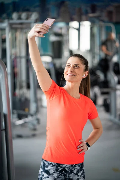 Νεαρή Γυμνασμένη Γυναίκα Που Βγάζει Selfie Στο Γυμναστήριο — Φωτογραφία Αρχείου