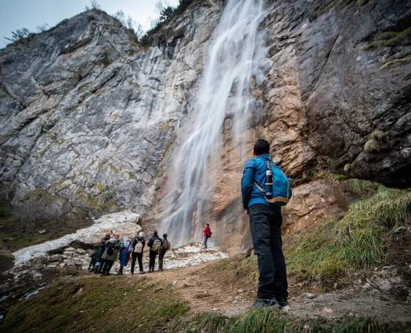 Randonneur Expérimenté Debout Devant Une Cascade Avec Ses Coéquipiers — Photo