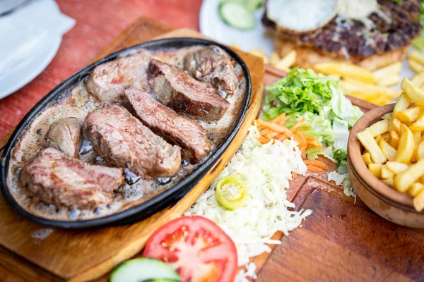 Ein Teller Mit Dampfend Heißen Fleischstücken Einem Teuren Restaurant — Stockfoto