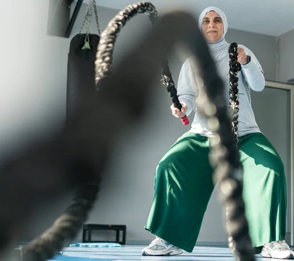 Muslimská Dospělá Žena Pomocí Lan Tělocvičně — Stock fotografie