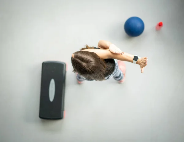 Adatta Donna Che Allunga Palestra Utilizzando Attrezzatura — Foto Stock