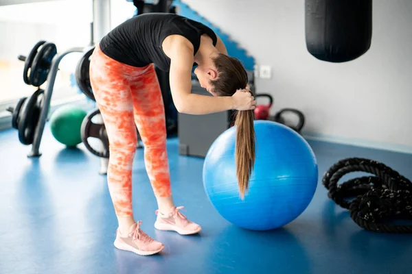 Donna Forma Legando Capelli Palestra — Foto Stock