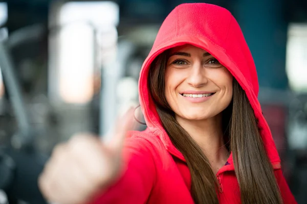 Fitte Frau Roten Kapuzenpulli Fitnessstudio — Stockfoto