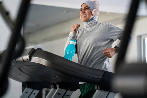 Moslim Volwassen Vrouw Met Koptelefoon Loopband Gym — Stockfoto