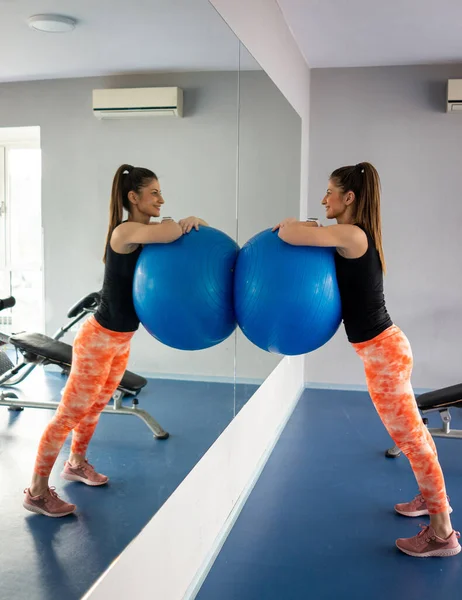 体操馆的女运动员使用运动球 — 图库照片