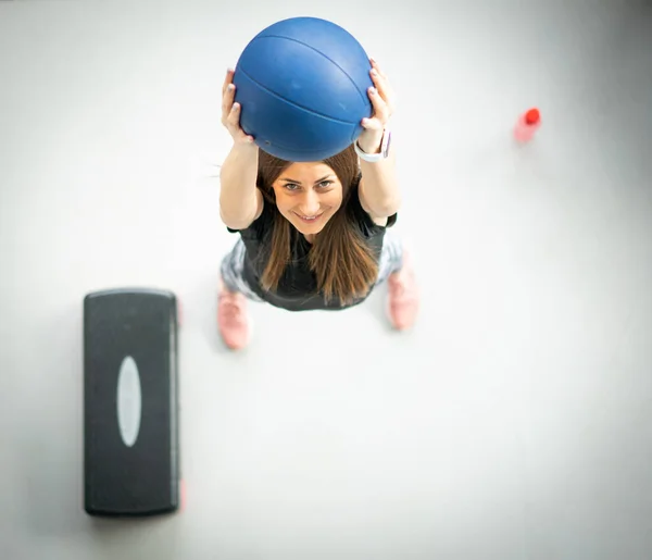 Donna Forma Che Tiene Una Palla Ginnastica Palestra — Foto Stock